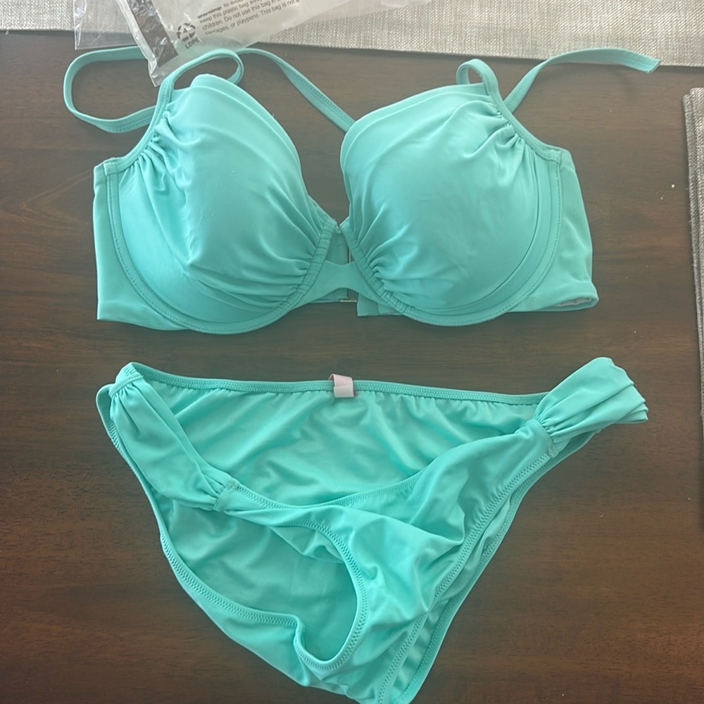 Very been worn Victoria Secret’s bikini. Top is a 36DD and bottoms are a Large